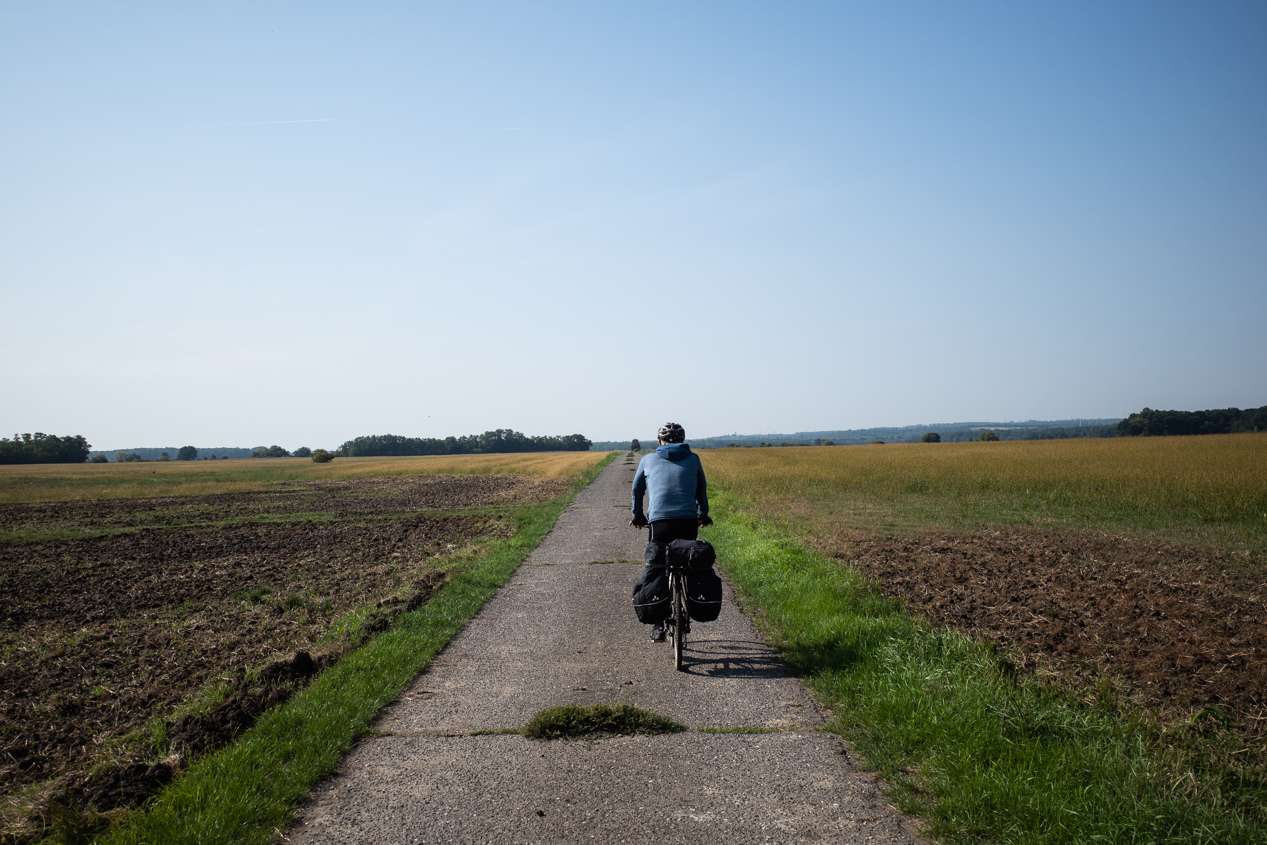 Auf Betonplatten schnurgerade durch die March-Ebene